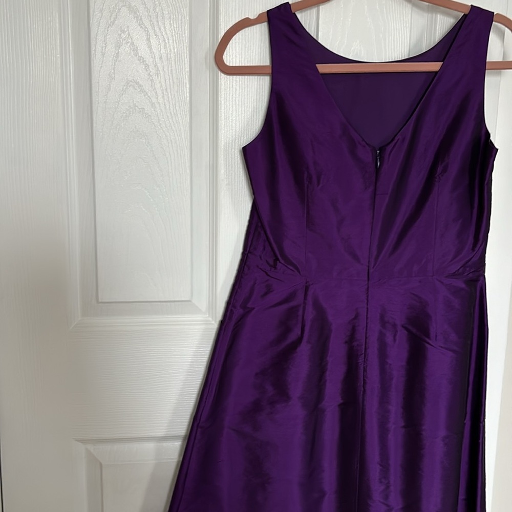 Beautiful evening wear striking color - Picture 2 of 4